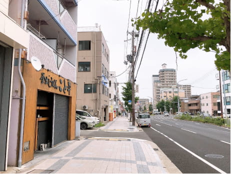 県道21号線(釜出しうどん こと平 板宿店 の前)