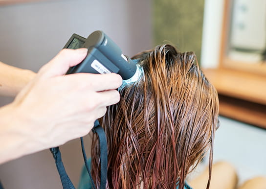 頭皮の診断を行うマイクロスコープ